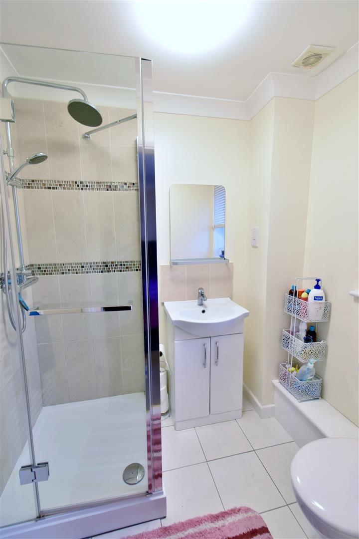 En-suite shower room: